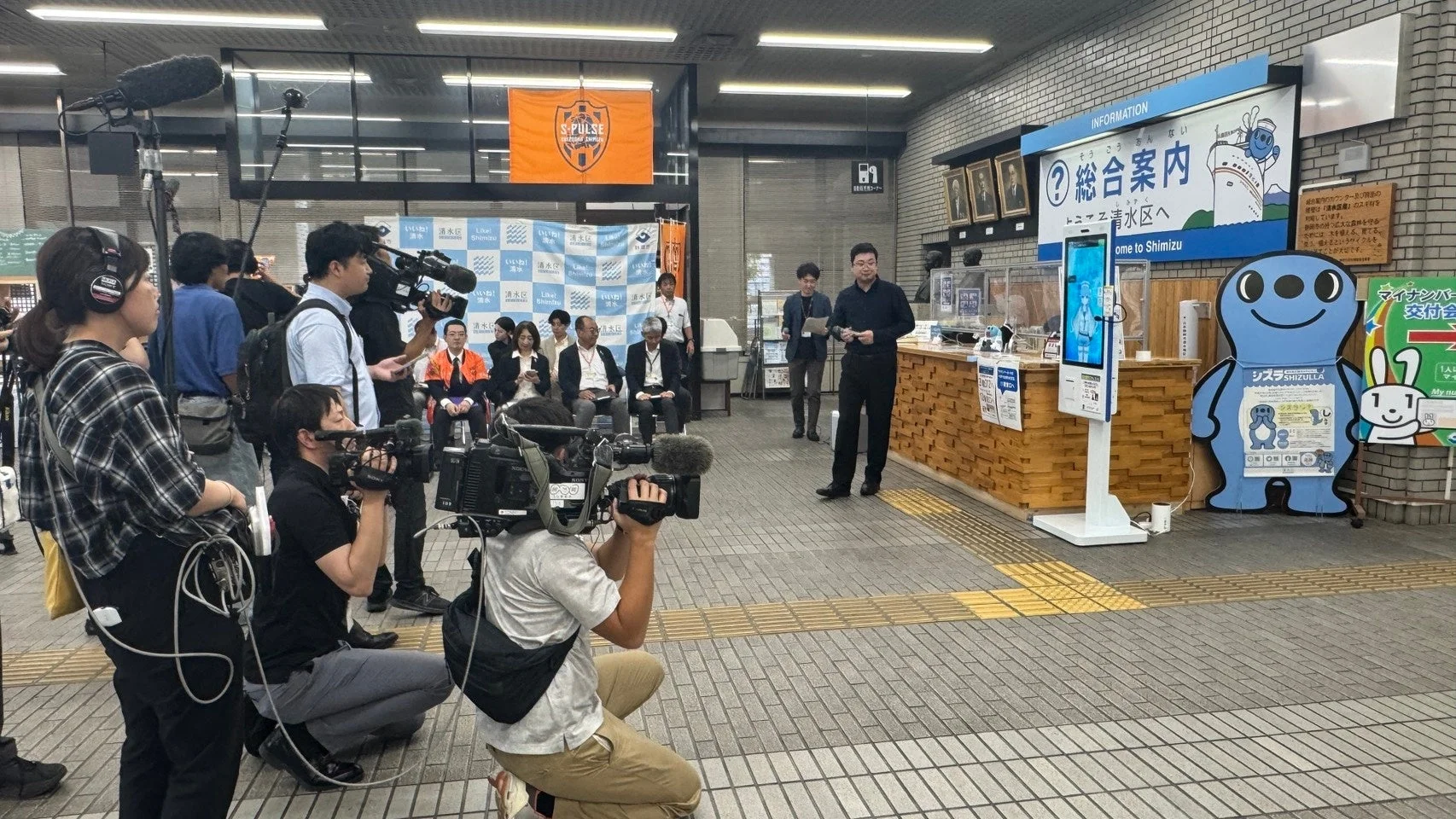 報道陣と情報案内所