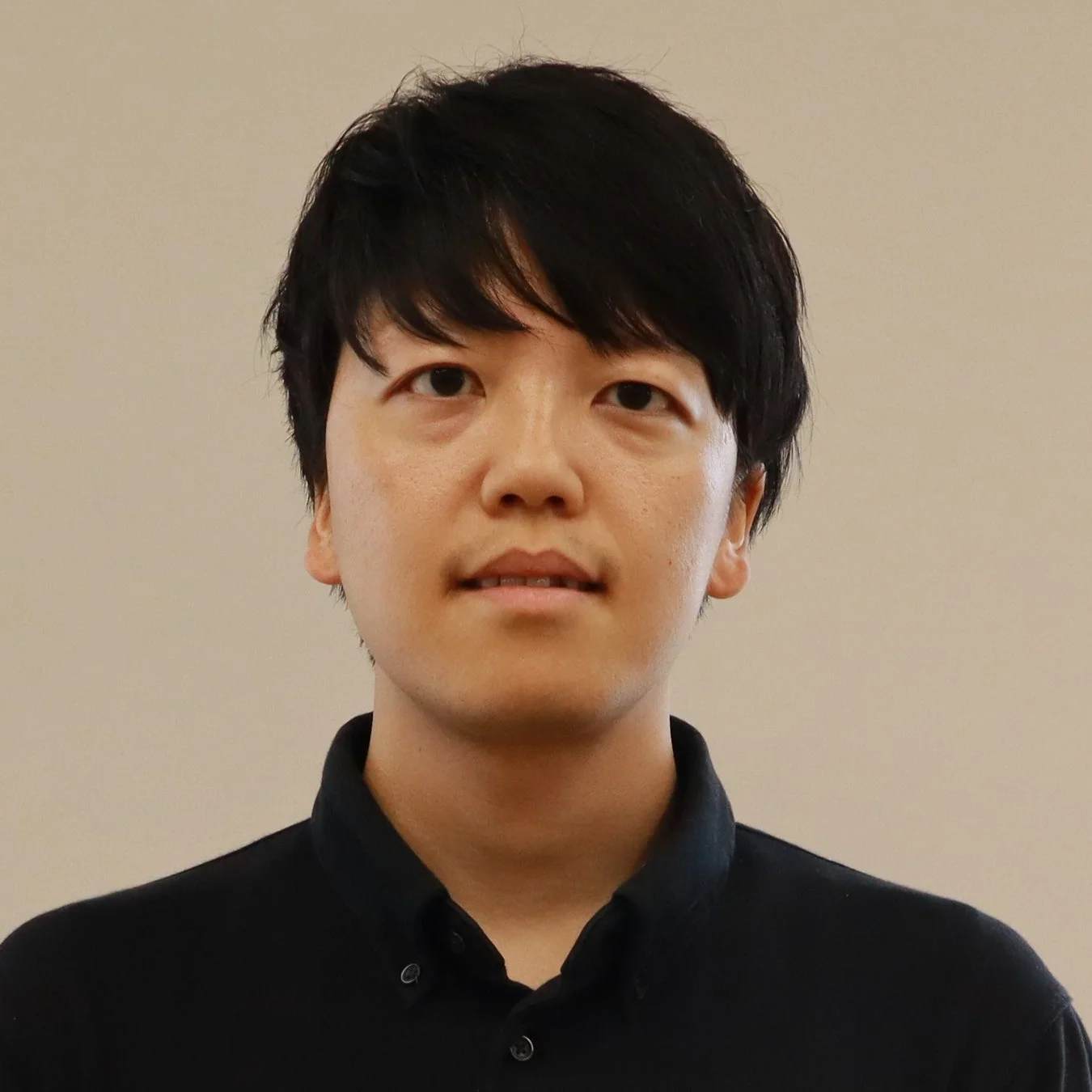 黒いシャツを着た若いアジア人男性のポートレート