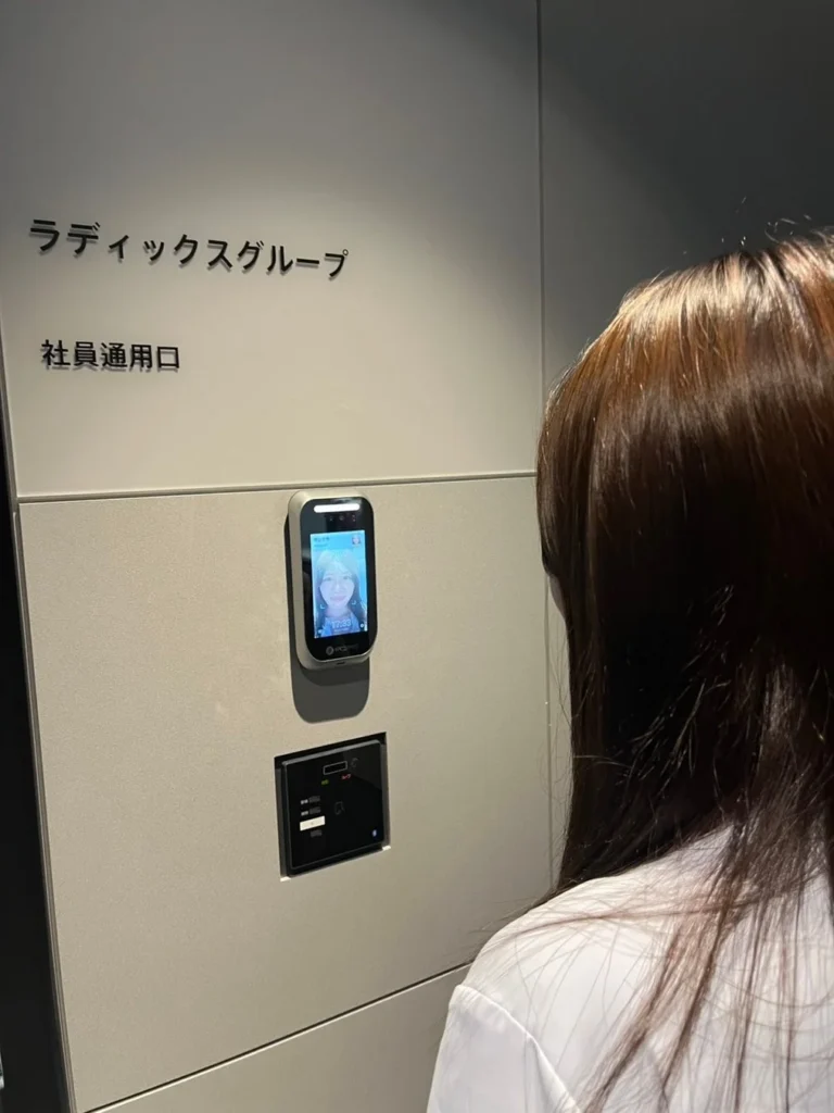 ラディックスが最先端顔認証リーダー「FE-500」を導入：セキュリティ強化と勤怠管理自動化でDXを推進