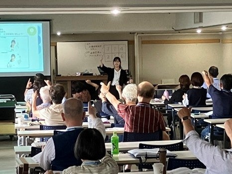 平均年齢約75歳の受講生が「目の健康」を学ぶメガネスーパーが千葉県生涯大学校 東葛飾学園 浅間台教室で「疲れ目・老眼対策 アイケア体験セミナー」を実施